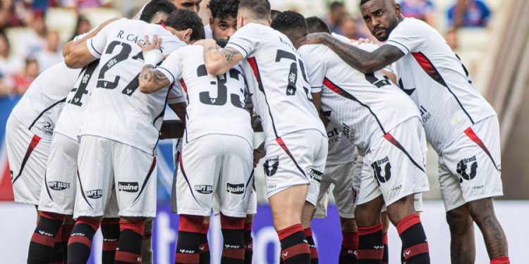 Vitória perde para o Grêmio e segue no Z-4 do Brasileirão