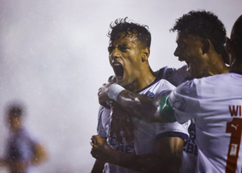 COM A MÃO NA ORELHUDA: Bahia goleia Confiança e fica a um passo do título da Copa do Nordeste