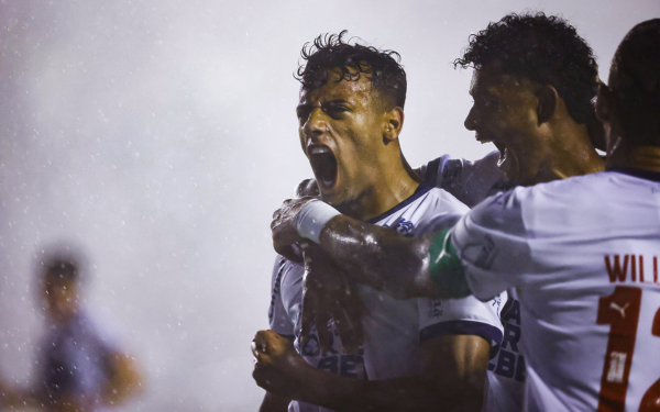 COM A MÃO NA ORELHUDA: Bahia goleia Confiança e fica a um passo do título da Copa do Nordeste