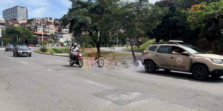 homem saca arma para agente da Transalvador, atira na escolta do prefeito Bruno Reis e morre  em Salvador 