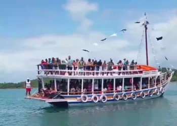 Barco lotado atinge canoa com crianças em Madre de Deus