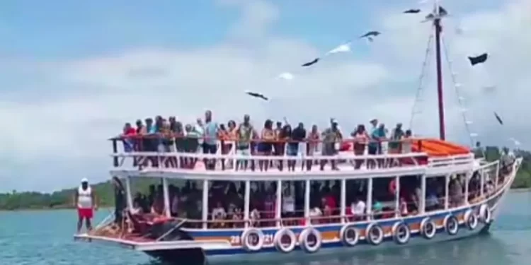 Barco lotado atinge canoa com crianças em Madre de Deus