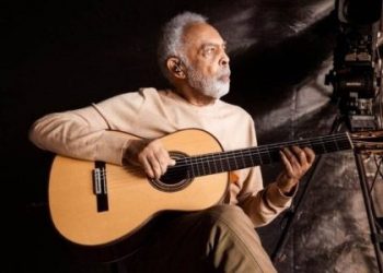 Gil retorna aos palcos após morte da filha e emociona público