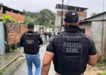 Homem é assassinado a facadas dentro de casa em Simões Filho; companheira é suspeita do crime 