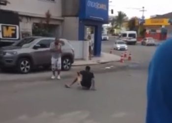 FECHOU O CACETE: Dois homens brigam no meio da rua em Candeias