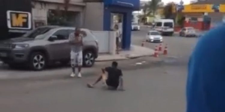 FECHOU O CACETE: Dois homens brigam no meio da rua em Candeias