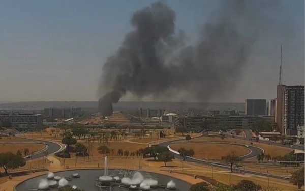 Banheiros químicos são incendiados durante julgamento de Bolsonaro