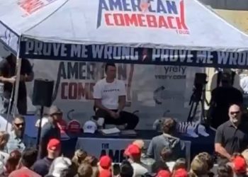 Conselheiro de Trump é baleado na jugular durante evento aberto da direita; imagem é forte