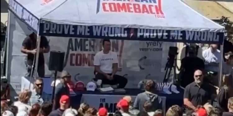 Conselheiro de Trump é baleado na jugular durante evento aberto da direita; imagem é forte