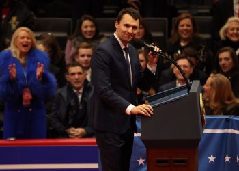 Morre influencer aliado de Trump após ser baleado em evento nos EUA