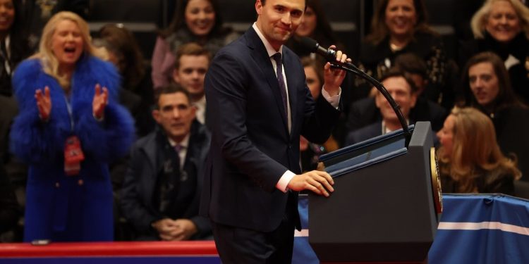 Morre influencer aliado de Trump após ser baleado em evento nos EUA