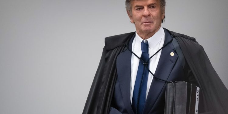 Após mais de 12h, Fux vota pela absolvição de Bolsonaro e 5 réus