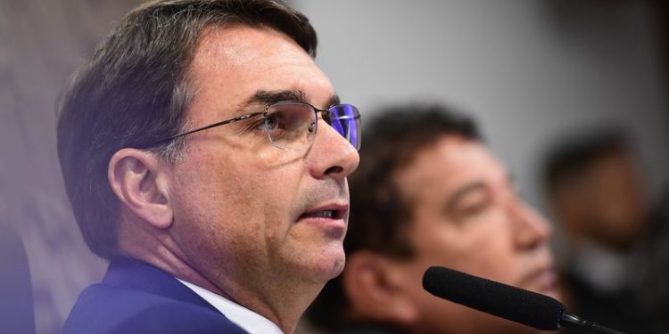 “Querem matar Bolsonaro”, diz Flávio após condenação do pai por tentativa de golpe de Estado