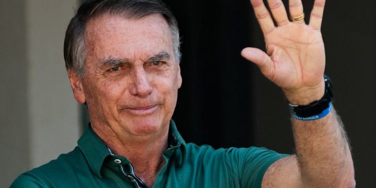 STF condena Bolsonaro a 27 anos e 3 meses de prisão por trama golpista.