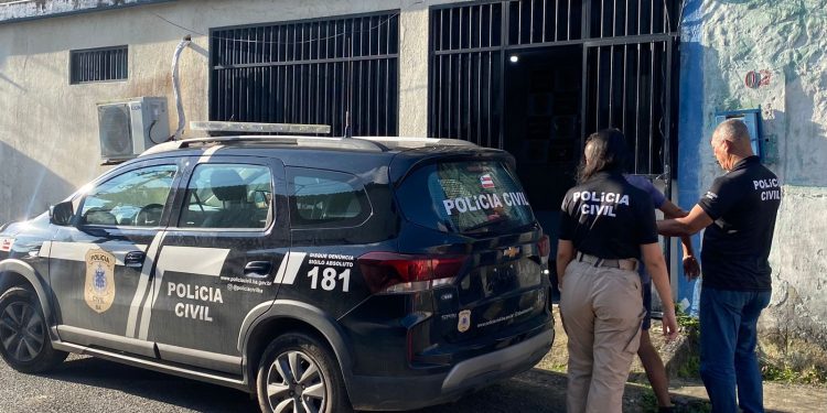 Após descumprir medida protetiva, homem é preso em Candeias