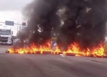Moradores da Caroba realizam protesto na BA-522 em Candeias
