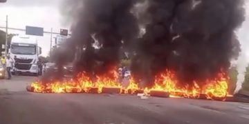 Moradores da Caroba realizam protesto na BA-522 em Candeias