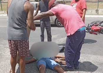 Motociclista e garupa ficam feridos após colisão com caminhão em Madre de Deus