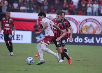 Com dois expulsos e arbitragem polêmica, Vitória perde mais uma no Barradão e se mantém no Z4 do Brasileiro