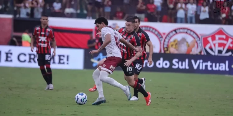 Com dois expulsos e arbitragem polêmica, Vitória perde mais uma no Barradão e se mantém no Z4 do Brasileiro