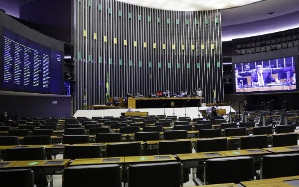 PEC da Blindagem enfrenta forte rejeição nas redes sociais, aponta estudo