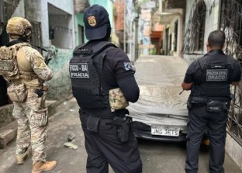 Operação mira esquema de repasse de armas e munições para facção em Salvador