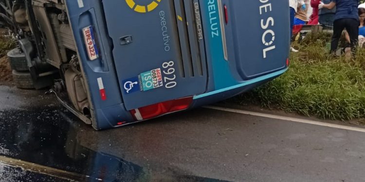 ACIDENTE GRAVE: ônibus tomba na BR-324 próximo a Feira de Santana