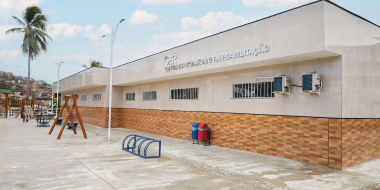 Candeias: Prefeito Eriton entrega uma das Clínica de Reabilitação mais equipadas da região