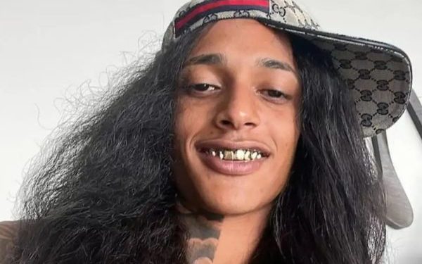 Oruam deixa presídio em Bangu e é ovacionado por multidão de fãs; veja vídeo