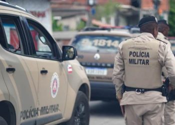 Mulher é presa ao tentar invadir escola com arma falsa em Salvador