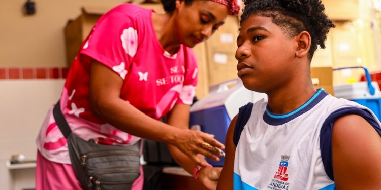 Candeias: Estudantes das Escolas Municipais são imunizados em campanha de multivacinação