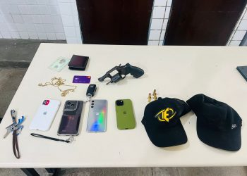 “Dois homens são presos e carro de subtenente é localizado em Candeias; criminoso havia saído da cadeia há dois meses” 