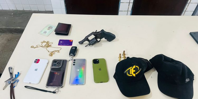 “Dois homens são presos e carro de subtenente é localizado em Candeias; criminoso havia saído da cadeia há dois meses”