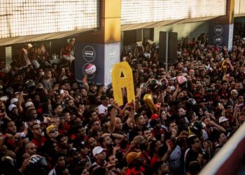 ‘Aeronego’: Torcida do Vitória convoca apoio no embarque para duelo contra o Vasco