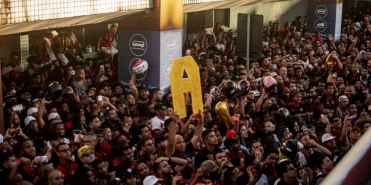 ‘Aeronego’: Torcida do Vitória convoca apoio no embarque para duelo contra o Vasco