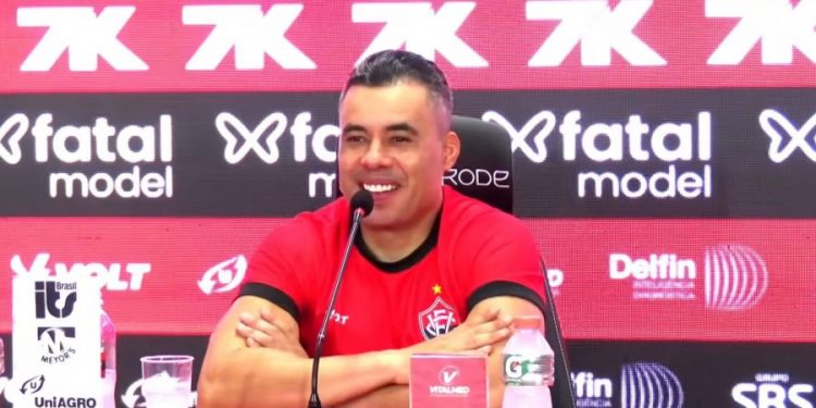 “Clássico não se joga, se vence”, celebra Jair Ventura após clássico Ba-Vi
