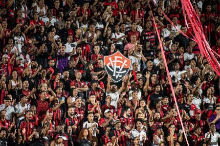 Vitória e Corinthians se enfrentam no Barradão pela 30ª rodada do Brasileirão; veja as prováveis escalações