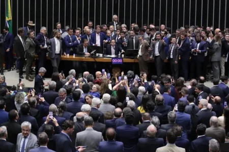 Câmara aprova isenção de IR para quem ganha até R$ 5 mil e taxa extra para alta renda