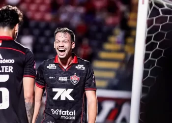 Em reencontro com Léo Condé, Vitória bate o Ceará e reage no Campeonato Brasileiro