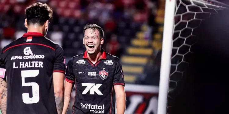Em reencontro com Léo Condé, Vitória bate o Ceará e reage no Campeonato Brasileiro