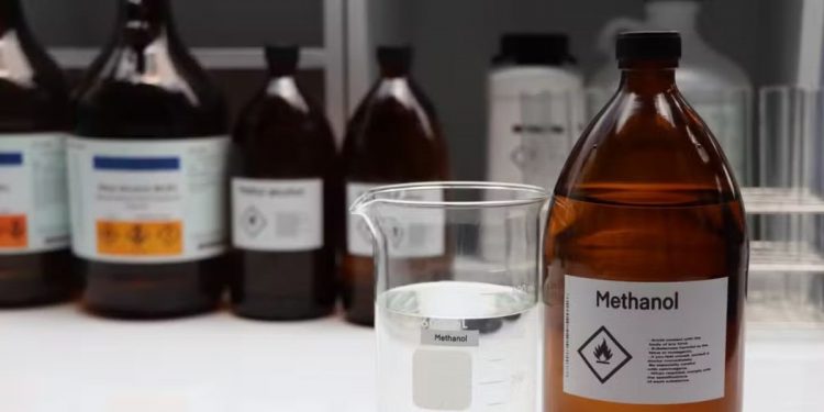 Brasil já tem 14 casos e 2 mortes confirmados de intoxicação por metanol, afirma Ministério da Saúde