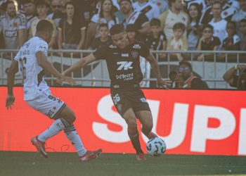 Vitória sofre revirada, perde para o Vasco e segue sem vencer fora de casa