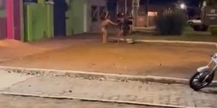 “O PAU QUEBROU”: briga entre mulheres é registrada na Orla de Madre de Deus