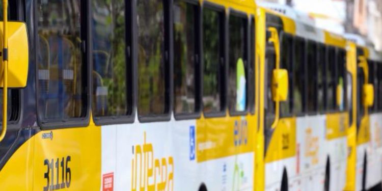 Violência interrompe circulação de ônibus em 33 bairros de Salvador em 2025