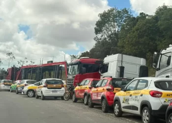 Trabalhadores de autoescolas protestam durante inauguração da BYD em Camaçari