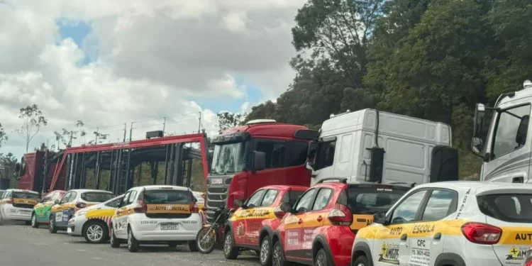Trabalhadores de autoescolas protestam durante inauguração da BYD em Camaçari
