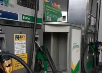 Petrobras anuncia nova redução no preço da gasolina para distribuidoras