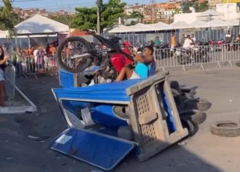 Motoqueiro atravessa barreira de proteção e quase atropela pedestres durante evento de “grau” em Candeias