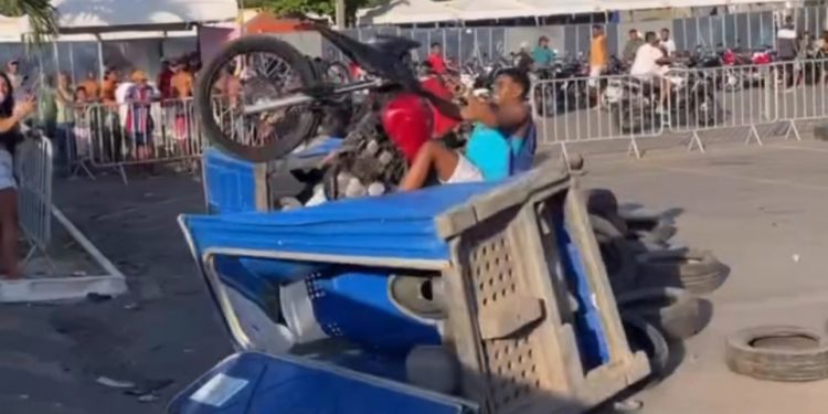 Motoqueiro atravessa barreira de proteção e quase atropela pedestres durante evento de “grau” em Candeias