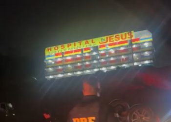 Carro capota após colisão com ônibus; vítima é socorrida por Pastor Isidório